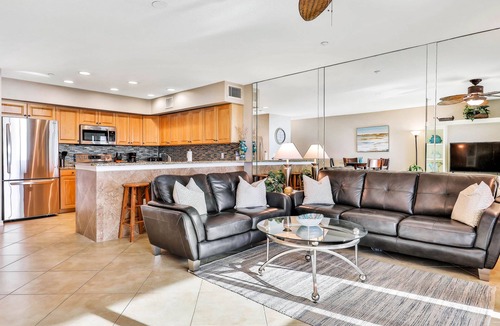 Independence Square Condo | Experience the Indian Rocks lifestyle with a shared pool & hot tub - dogs OK