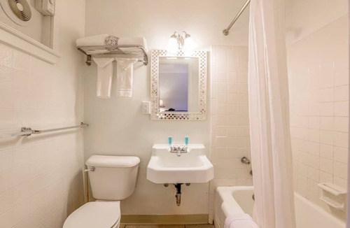 Short Creek Hotel | Explore Cadiz Attractions from This Double-Bed Room with Free Parking