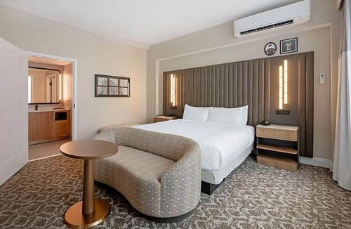 Downtown Tampa Hotel | Explore Tampa: Stay in Modern Luxury! 3 Rooms