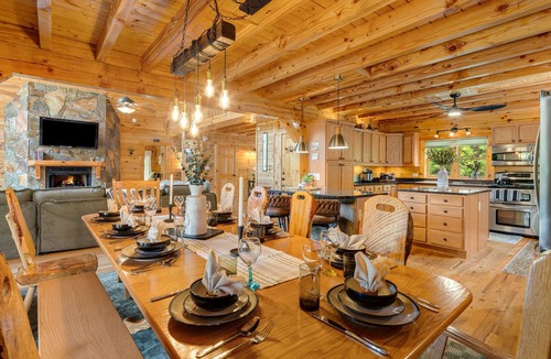 Black Mountain Cabin | Fall Retreat Log Cabin: Hot Tub, Sauna, Games +
