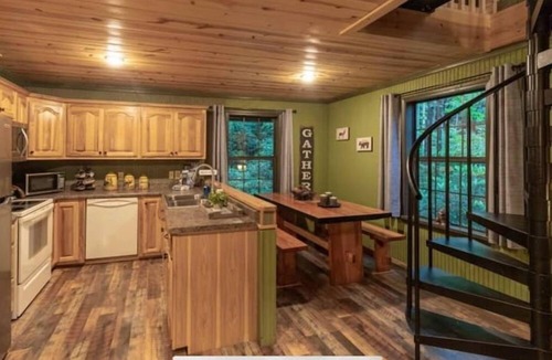 Andrews House | Falls Escape - Firepit, Starlink WiFi, Pets Welcome, Near Trails & Attractions
