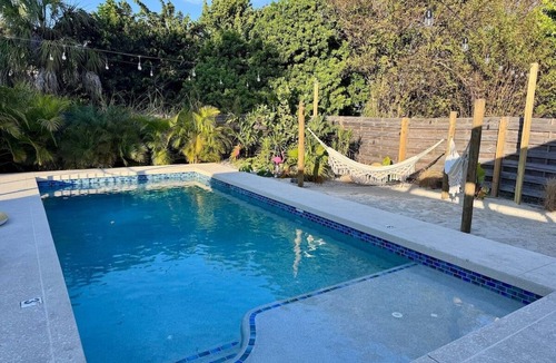 Palma Sola House | Family-friendly coastal escape Pool Game Room