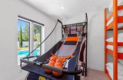 Gainesville House | Family-Friendly Gainesville Home - Walk to UF - Pool + Sleeps 16