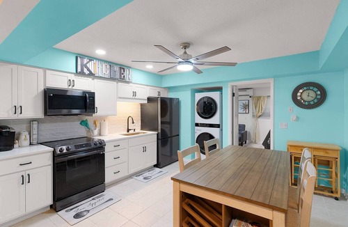 Belleview House | Family-Friendly sleeps 7-Home Close to Fun