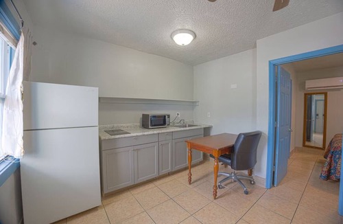 Merritt Island Hotel | Family-Friendly One-Bedroom Suite Near Kennedy Space Center & Cocoa Attractions