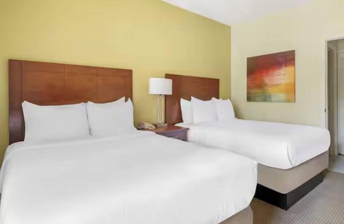 West Kissimmee Hotel | Family Retreat in 2 Spacious Suites w/2BR + Tub Near Orlando Theme Parks