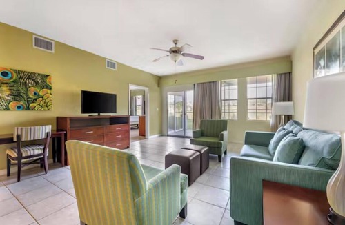 West Kissimmee Hotel | Family Retreat in 2 Spacious Suites w/2BR + Tub Near Orlando Theme Parks