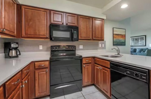 West Kissimmee Hotel | Family Retreat in 2 Spacious Suites w/2BR + Tub Near Orlando Theme Parks
