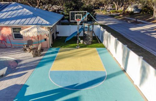 Seminole House | Family villa w pool cornhole & putting green