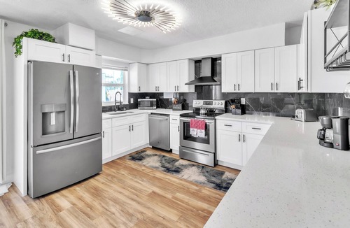 Seminole House | FamilyParadise.Pool+Projector.Sleeps22.10minutes2BeachStrip