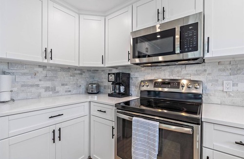 Sarasota Apartment | Farmhouse Flair Getaway ~ In Pinecraft Village!