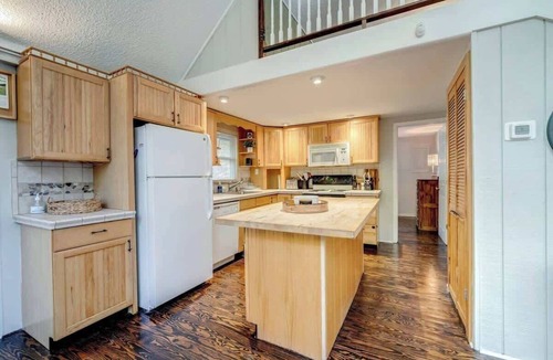 The Woods Cabin | Fire Pit, Arcade Games, Deck, Grill & Pool Access