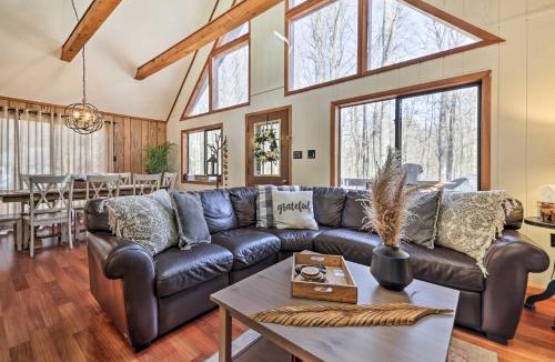 Thornhurst House | Fire Pit & Grill: 'Woodside Nest' in Pocono Lake!