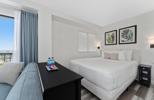 Southwest Orlando Apartment | Fireworks View Getaway with Terrace and Kitchenette