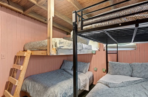 Steinhatchee House | Fish camp, pet and family friendly game room and pond