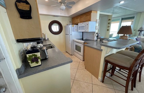 Redington Beach Apartment | Florida - Beachfront Apartment with Gulf Views – Redington Beach -