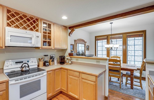 Mountain Air Condo | Forest-View Balcony & Trail Access! Burnsville Gem
