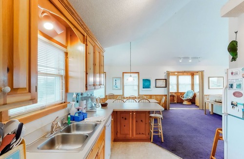 Avon House | Four-Bedroom Home w/ Private Hot Tub, WiFi, Washer/Dryer & Shared Pool!