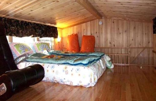 Inverness House | Four Person Cabin with Lofted Interior in Inverness, Florida