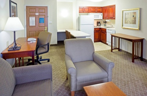 Cranbury Condo | Free Breakfast Buffet. Great for Groups + Only 30 Min from Six Flags!