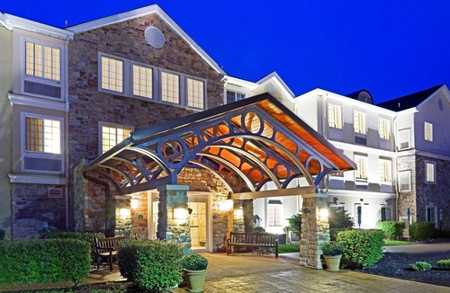 Cranbury Condo | Free Breakfast Buffet. Great for Groups + Only 30 Min from Six Flags!