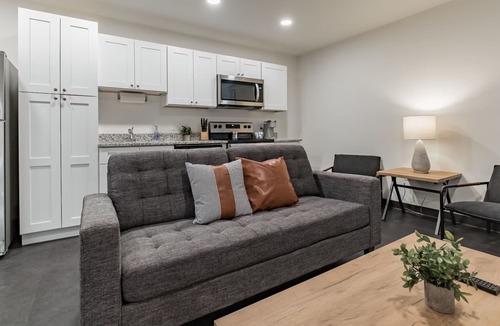 Cultural District Apartment | Frontdesk | Studio Apt near Pittsburgh Zoo