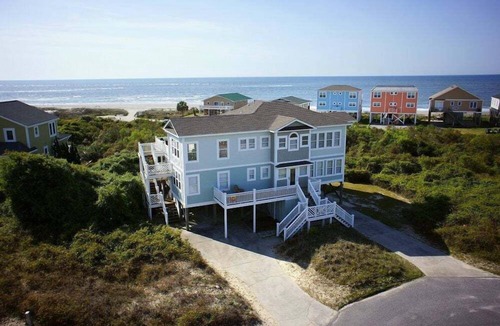 Holden Beach House | Full Circle is a beautiful coastal retreat nestled in the private east-end community of Dunescape