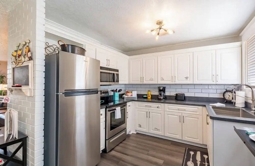 Oakford Park Apartment | Full kitchen - mins to airport, downtown, concerts.