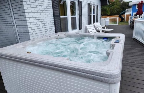 Clearwater House | Fun House! Pickleball, Disc Golf, Hot Tub & Pool!