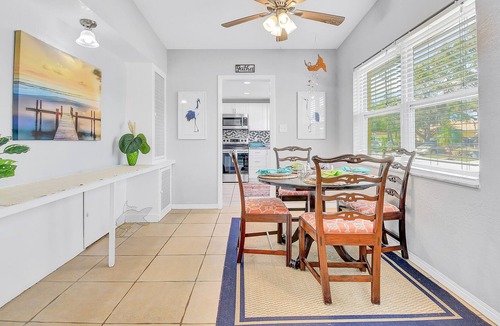 Madeira Beach House | Fun in the sun-2br home 2 BA just a 3 minute walk to the beach!