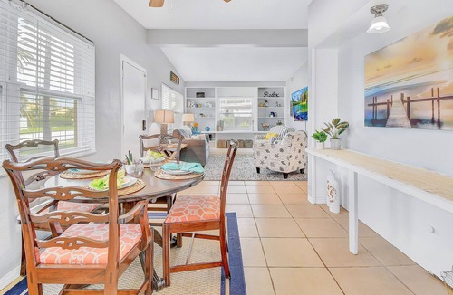 Madeira Beach House | Fun in the sun-2br home 2 BA just a 3 minute walk to the beach!