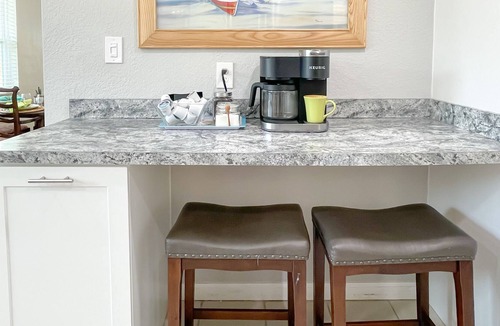 Madeira Beach House | Fun in the sun-2br home 2 BA just a 3 minute walk to the beach!