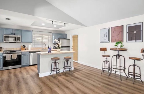Bay Crest Park House | Fun Poolside Place for Families and Friends
