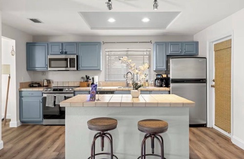 Bay Crest Park House | Fun Poolside Place for Families and Friends