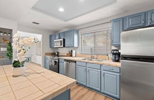 Bay Crest Park House | Fun Poolside Place for Families and Friends