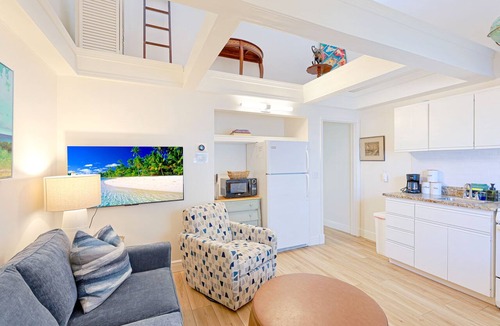 Siesta Key Apartment | Gertrude's Siesta | 8-steps to Beach Path! 4-min Dining & Music! Hammocks, Snorkeling, Sunsets!