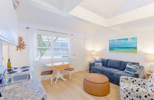 Siesta Key Apartment | Gertrude's Siesta | 8-steps to Beach Path! 4-min Dining & Music! Hammocks, Snorkeling, Sunsets!