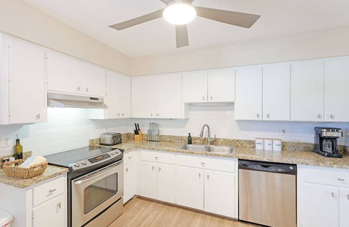 Siesta Key Apartment | Gertrude's Siesta | 8-steps to Beach Path! 4-min Dining & Music! Hammocks, Snorkeling, Sunsets!