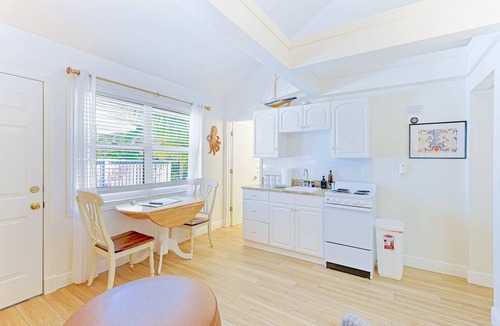 Siesta Key Apartment | Gertrude's Siesta | 8-steps to Beach Path! 4-min Dining & Music! Hammocks, Snorkeling, Sunsets