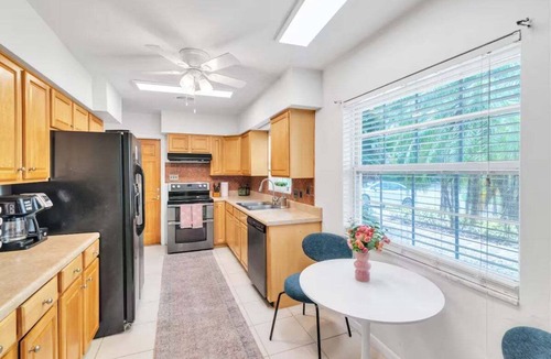 Clearwater House | Girls Getaway HQ, Heated Pool, 10 min to CL Beach