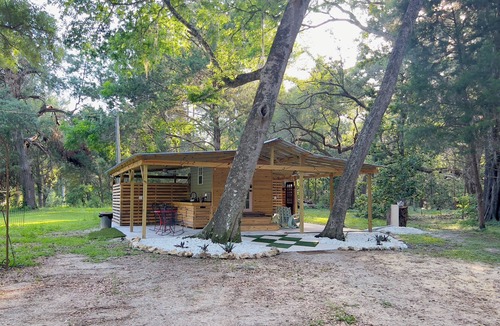 Archer Cabin | Glamping with A/C bedroom and luxury bath near UF and Springs