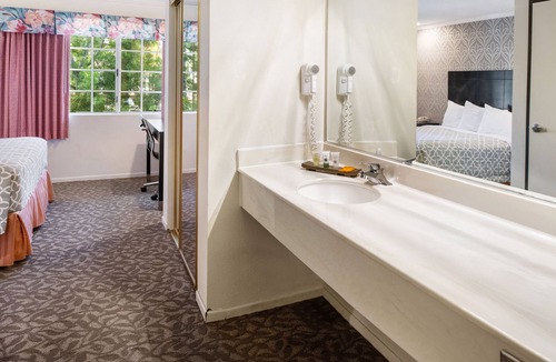 Somerset Hotel | Glendale Hotel