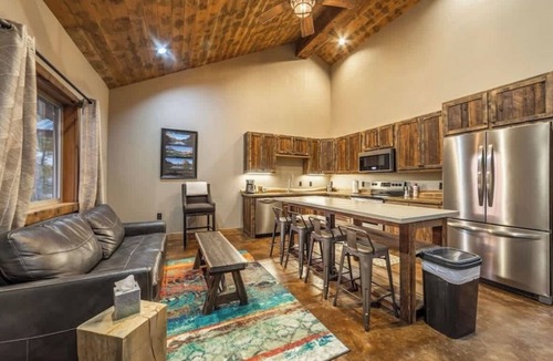 Coram Condo | GNP Explorers Stay Here–2bd/1ba K/Q Bed-7mi To GNP