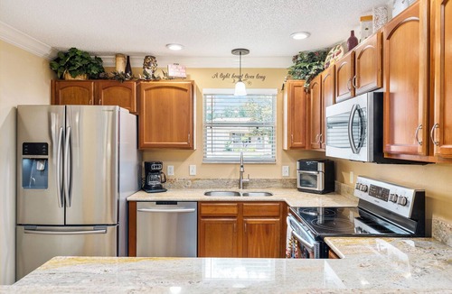 Caroline House | Golden Palms - 3/2 w/4- Seat Golf Cart in The Village of Caroline