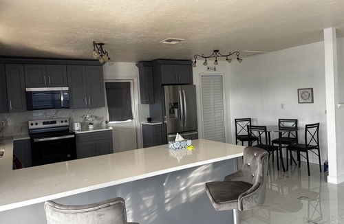 Bayshore Gardens House | Gorgeous 3-bedroom waterfront house in welcoming Bradenton