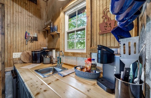 Mentone Cabin | Gorgeous Tiny Tree House with Fire Pit Great for Small Families in Alabama