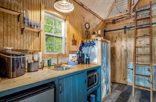 Mentone Cabin | Gorgeous Tiny Tree House with Fire Pit Great for Small Families in Alabama
