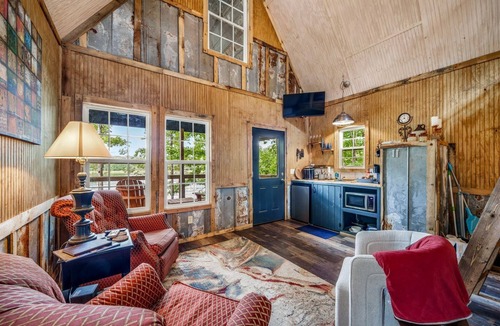 Mentone Cabin | Gorgeous Tiny Tree House with Fire Pit Great for Small Families in Alabama