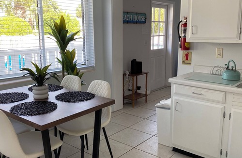 Ilexhurst Condo | Great location on Holmes Beach! 2 bdrm Condo Steps to the Beach! Heated pool!