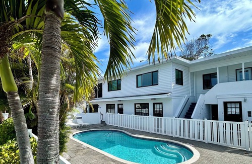 Ilexhurst Condo | Great location on Holmes Beach! 2 bdrm Condo Steps to the Beach! Heated pool!